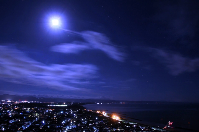 キレイな夜景と月